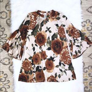 Crépes floral boutique dress. NWT flare sleeves